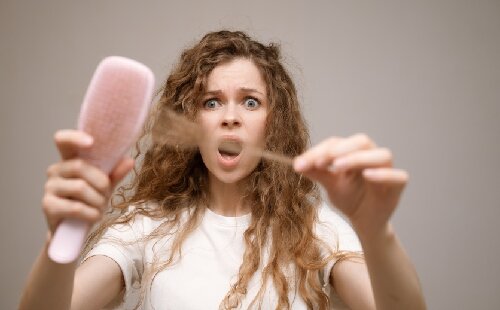 Chute de cheveux saisonnière : comprendre le phénomène et adopter les bons gestes