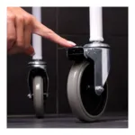 Chaise de douche pliable à roulettes Tobago